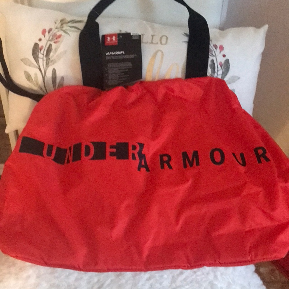 Under Armour bag with rope type pull to close the tote bag , great for gym etc!!